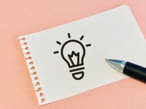 アイデアの電球が書かれたメモ
