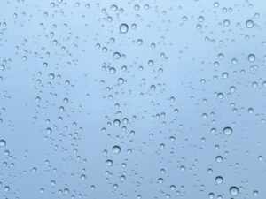 ガラスに付いた水滴・雨のイメージ