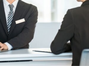 女性の相談を受ける営業マン
