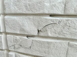 石目調の外壁に入った大きなひび割れ