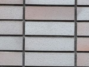 色褪せが進んだタイル調の外壁