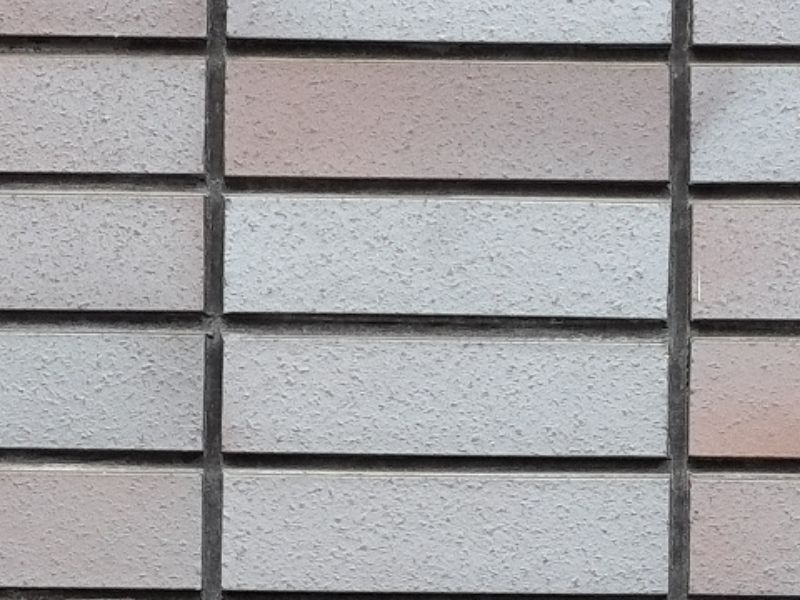 外壁の色あせが気になるのはなぜ？主な原因と知っておきたいメンテナンスの目安